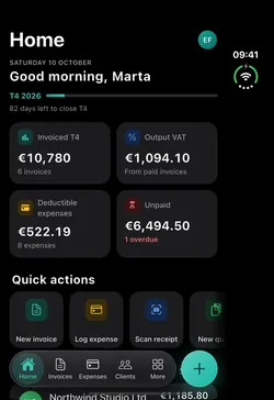 Folded iPhone Duo with the Fakturia home screen: invoiced, output VAT, deductible expenses and outstanding for the quarter.