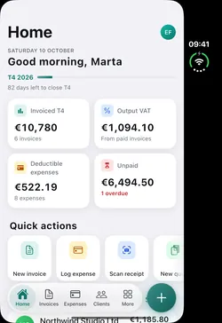 Folded iPhone Duo with the Fakturia home screen: invoiced, output VAT, deductible expenses and outstanding for the quarter.