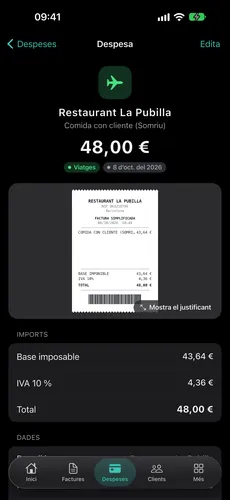 iPhone amb la fitxa d’una despesa a Fakturia: el tiquet d’un restaurant de 48 € amb la base imposable, l’IVA al 10 % i el total.
