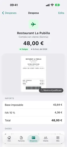iPhone amb la fitxa d’una despesa a Fakturia: el tiquet d’un restaurant de 48 € amb la base imposable, l’IVA al 10 % i el total.