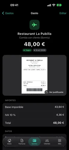 iPhone con la ficha de un gasto en Fakturia: el ticket de un restaurante de 48 € con su base imponible, el IVA al 10 % y el total.