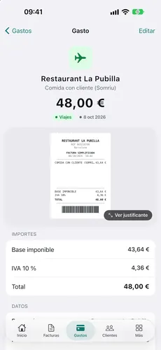 iPhone con la ficha de un gasto en Fakturia: el ticket de un restaurante de 48 € con su base imponible, el IVA al 10 % y el total.
