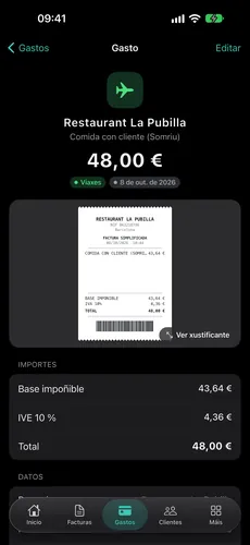 iPhone coa ficha dun gasto en Fakturia: o tícket dun restaurante de 48 € coa súa base impoñible, o IVE ao 10 % e o total.