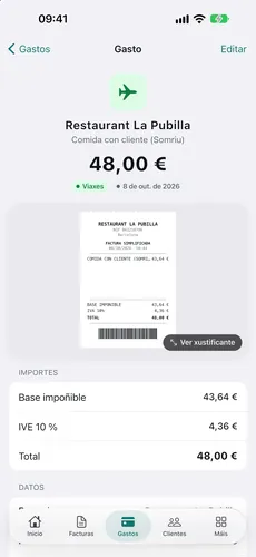 iPhone coa ficha dun gasto en Fakturia: o tícket dun restaurante de 48 € coa súa base impoñible, o IVE ao 10 % e o total.